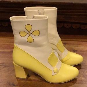 NWT Women’s Super Cute 60 style boots. Size 8